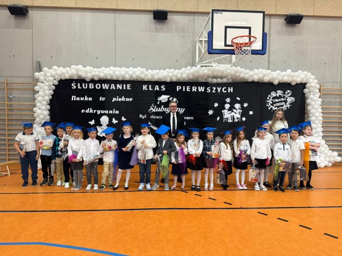Pasowanie na ucznia Szkoły Podstawowej nr 2 w Siechnicach uczniów klasy 1f